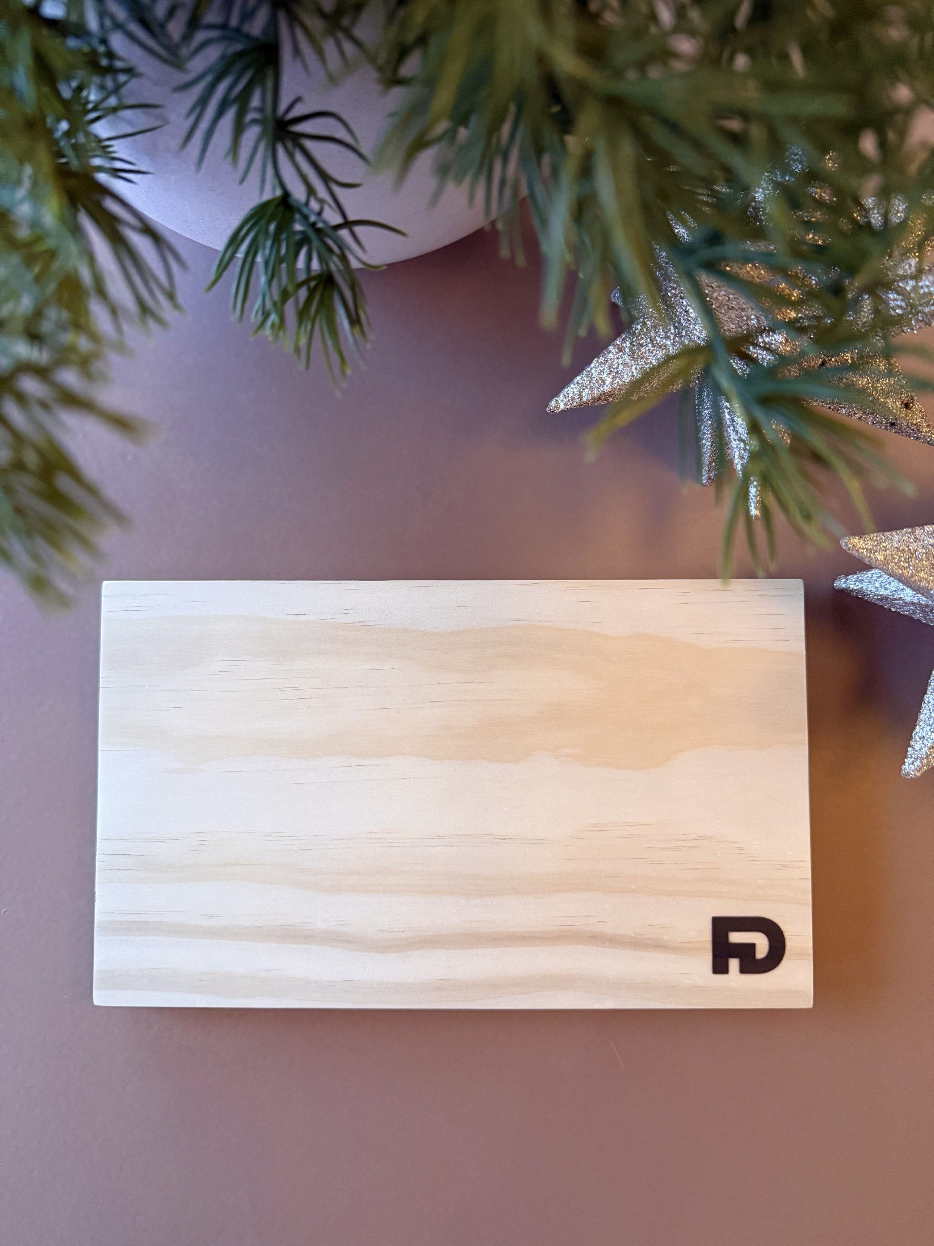 Liten skjærefjøl i tre på kjøkkenbenk