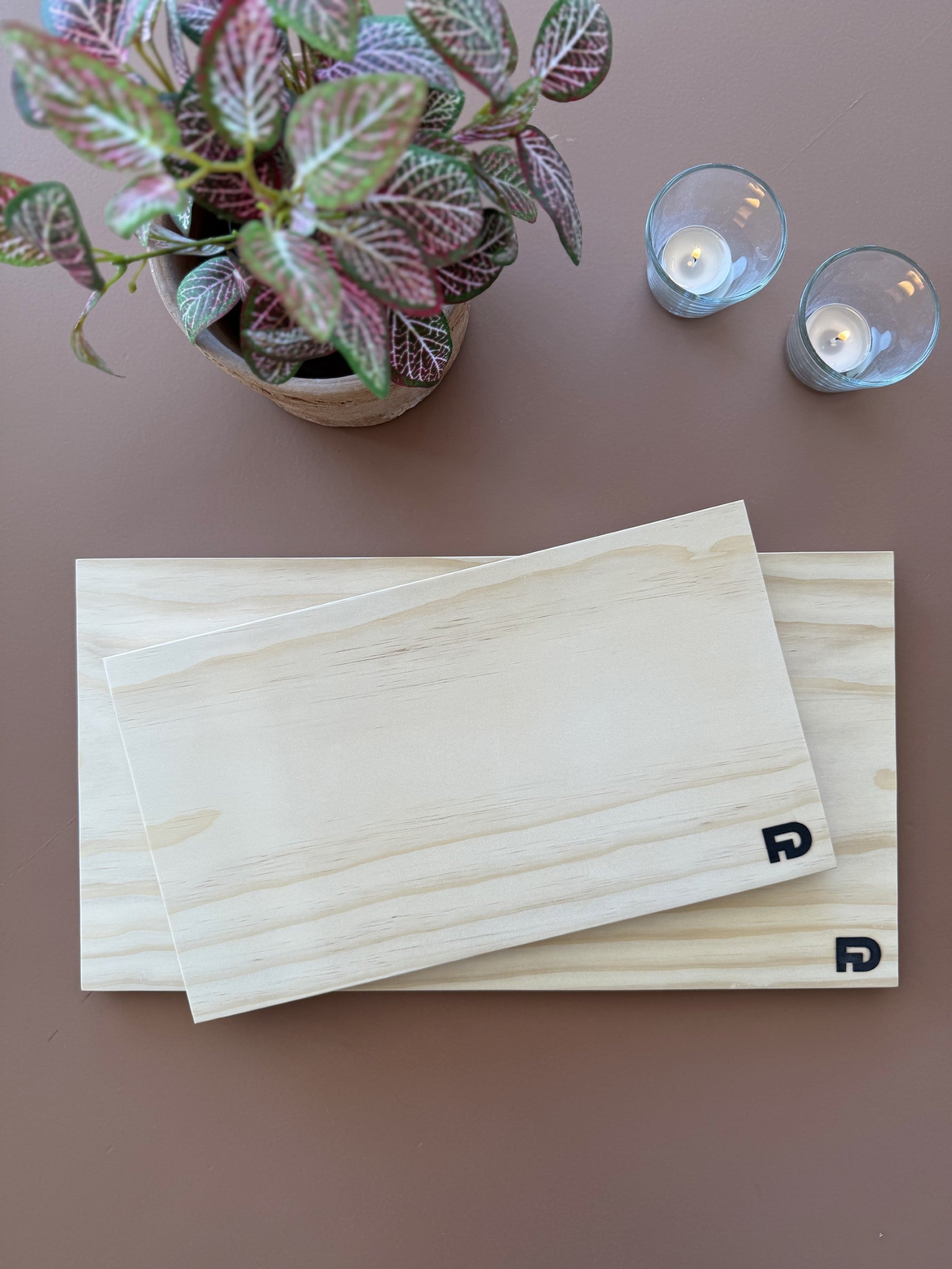 Stor tre-skjærefjøl i bruk på kjøkkenbenk