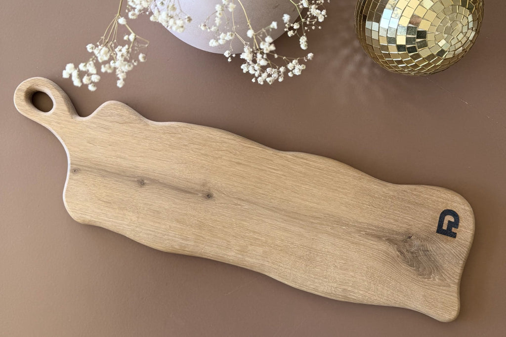The Long Wood – langt serveringsbrett i heltre eik 61×17 cm
