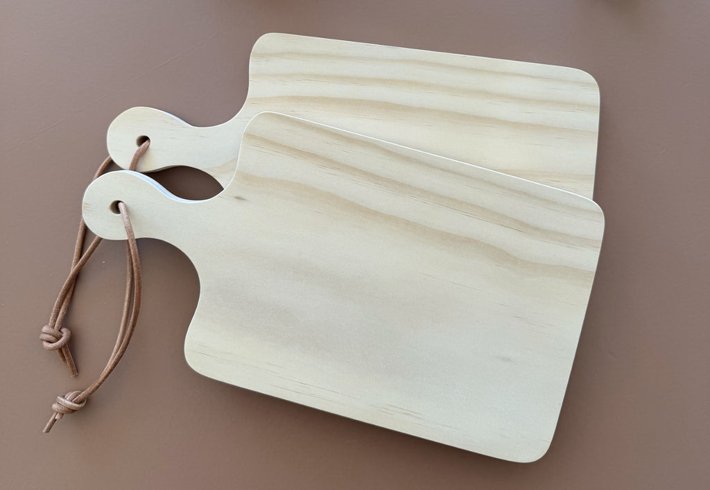 Outdoor Daily – tur-skjærefjøl i Accoya 34×18 cm med snor