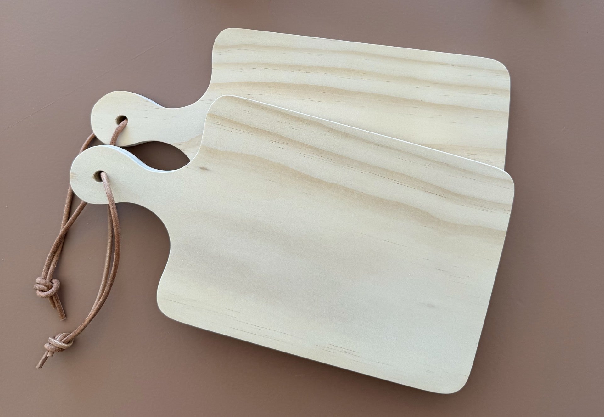 Outdoor Daily – tur-skjærefjøl i Accoya 34×18 cm med snor