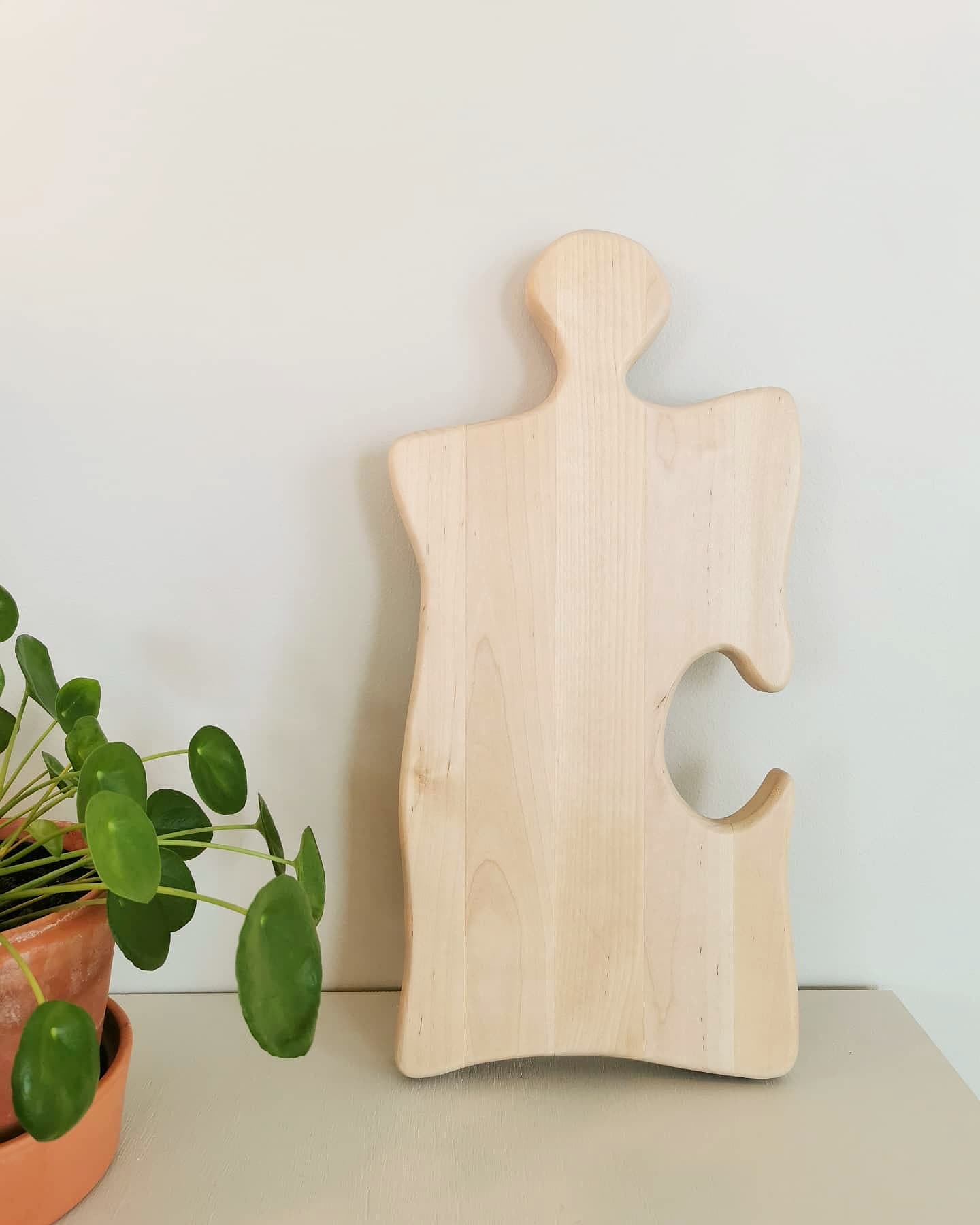 The Puzzle Piece i eik på kjøkkenbenk