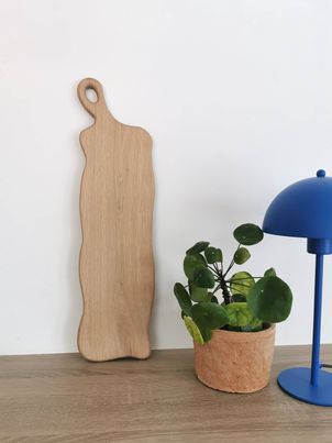 Lang serveringsfjøl i eik på spisebord