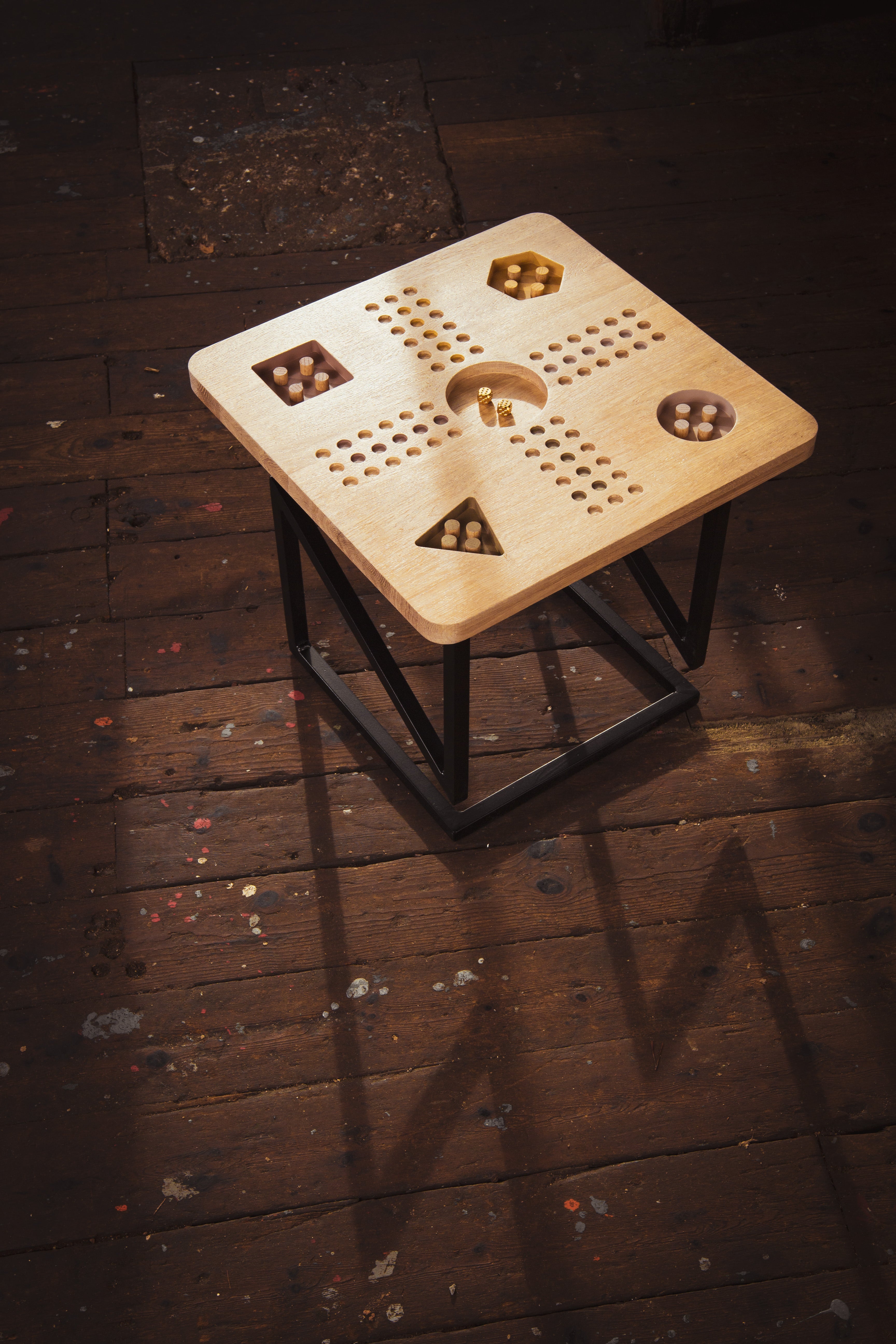 Ludo sidebord sett fra siden med pulverlakkert stålunderstell