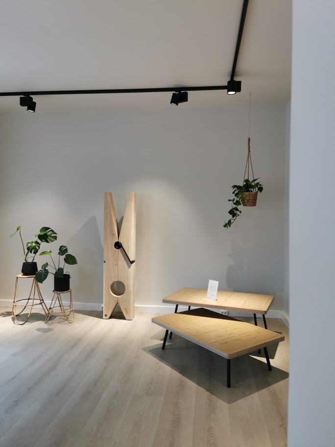 Nærbilde av Little Lady stumtjener i oljebehandlet eik