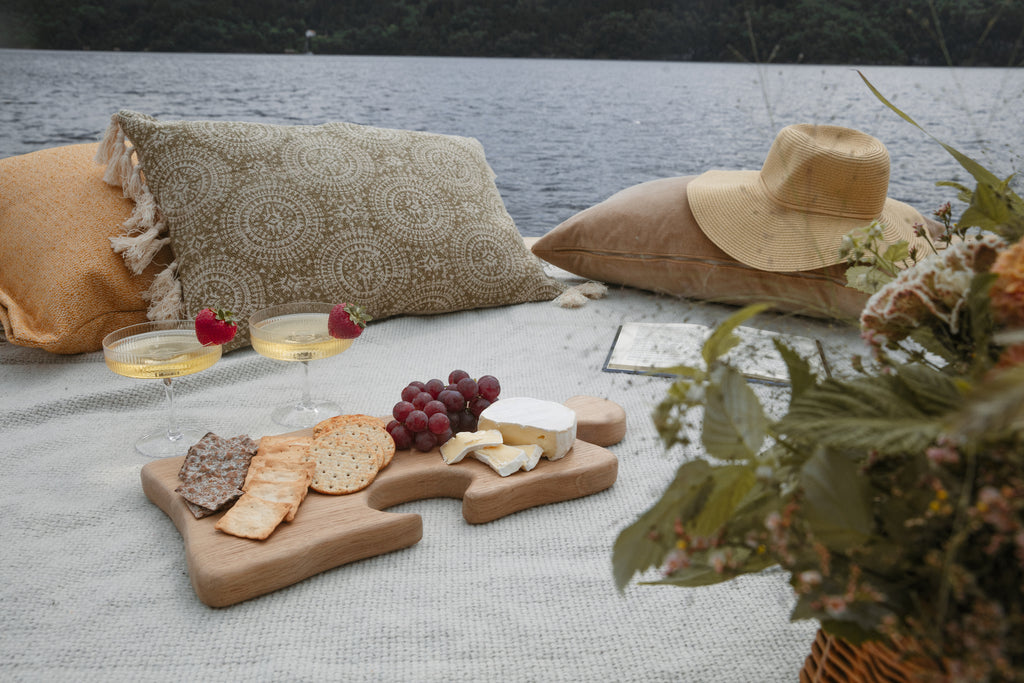 Puslebrikke-serveringsbrett i bjørk på bord