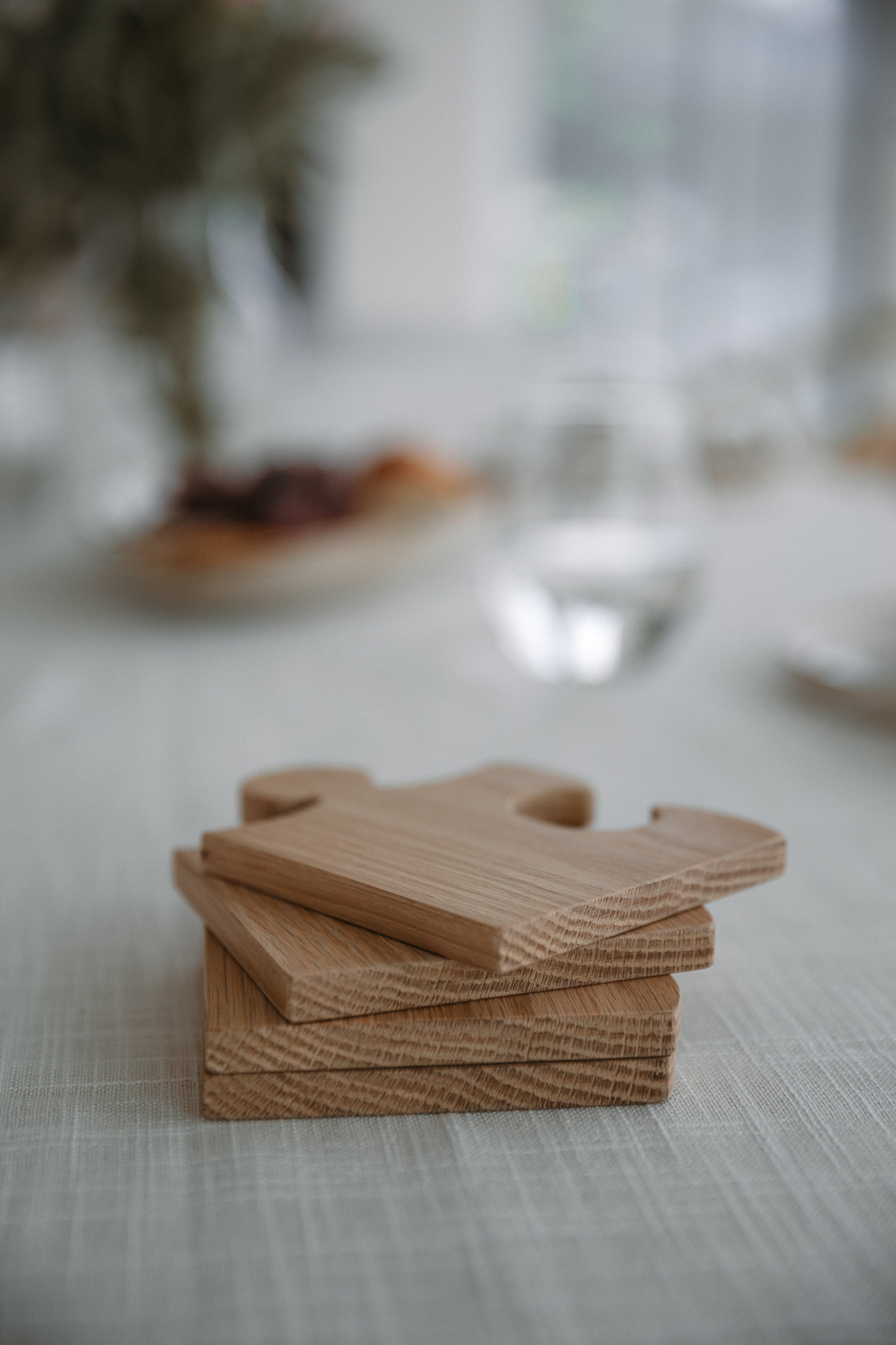 Puslebrikke-bordbeskytter i eik nærbilde