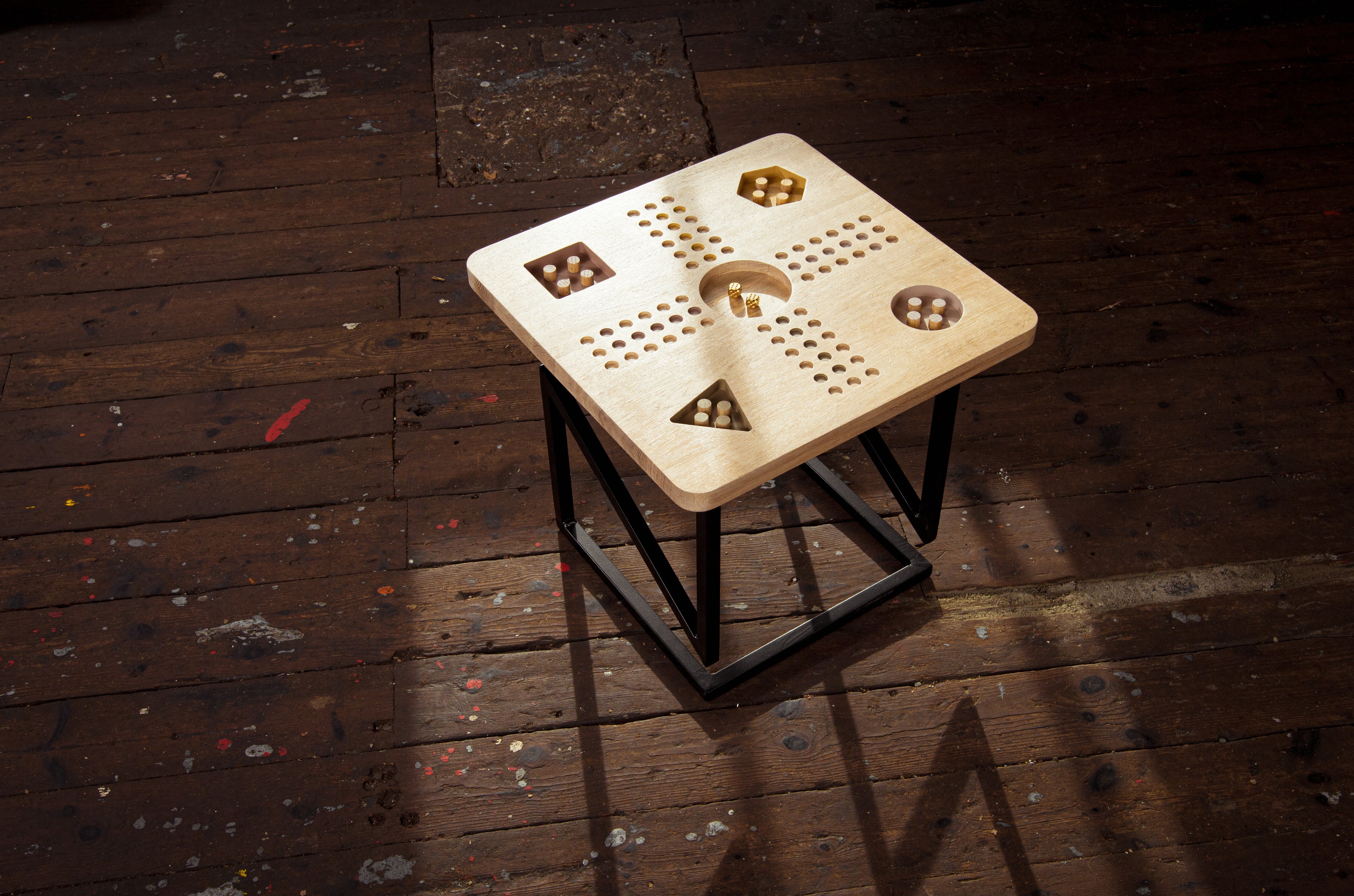 Ludo sidebord i stuemiljø – designet og håndlaget i Norge