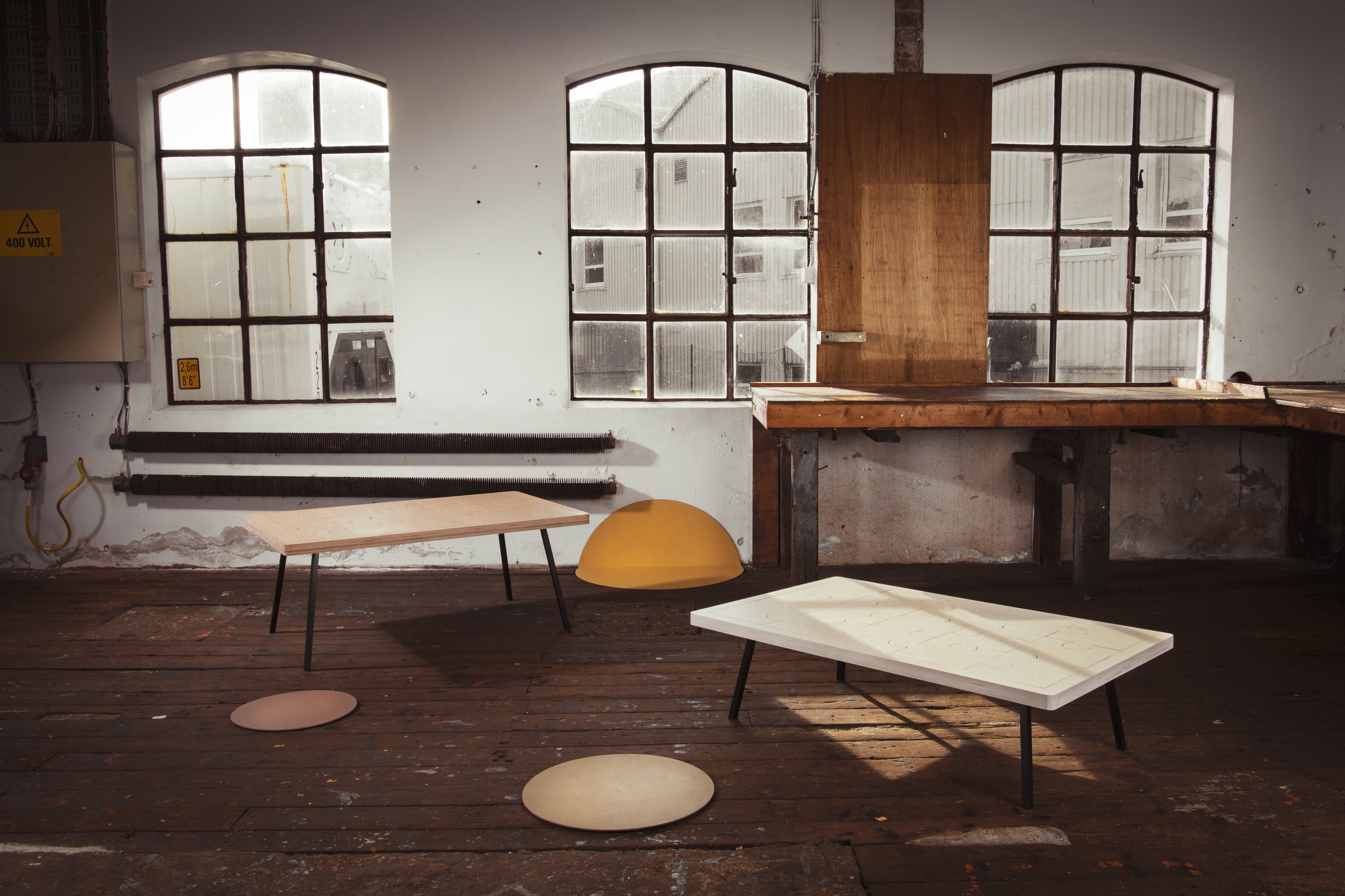 Mr. Puzzle sofabord sett fra siden med elegant stålbase