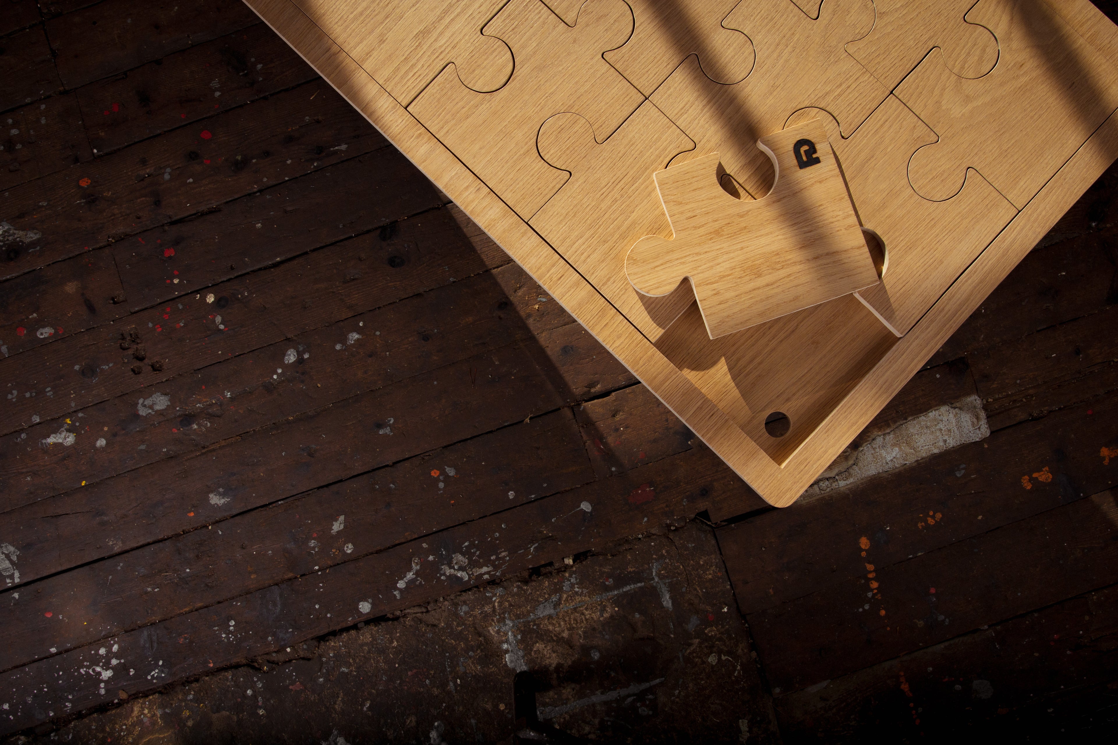 Mr. Puzzle sofabord i eik med bordplate av puslebrikker – Fun Design